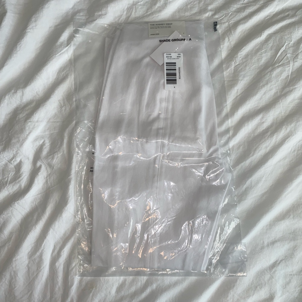 Ann Taylor Audrey crop pant size 4. New with tags. Never worn. Just too small